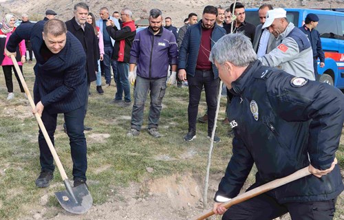 Kaymakamımız 11 Kasım Milli Ağaçlandırma Günü Kapsamında Fidan Dikimine Katıldı 